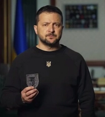 «Буду берегти його»: Зеленський показав подарований шеврон загиблого героя