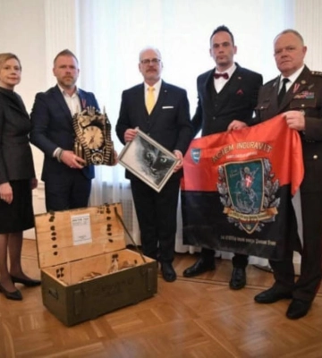 Президент Латвії отримав картину, яку намалював воїн із Рівненщини