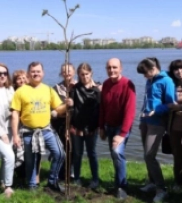 В Івано-Франківську переселенці з Херсонщини висадили дерева біля міського озера