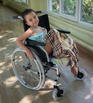 Надела протез - и в спортзал. Мечты 6-летней Александры Паскаль, потерявшей ногу из-за войны