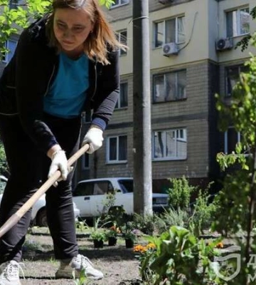 Прибрали смітники, навели лад на прибудинкових територіях: у Соборному районі влаштували суботник