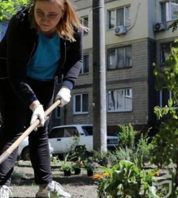 Упорядкували території, висадили квіти на клумбах, пофарбували лави, паркани: мешканці Соборного району активно долучилися до суботника