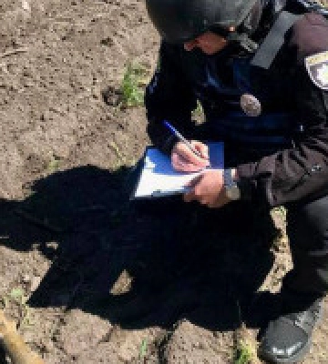 На Київщині жінка на городі знайшла постріл до ручного протитанкового гранатомету. Фото