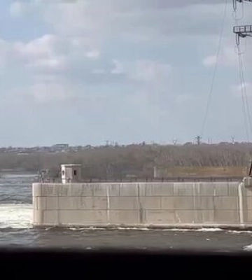 Росіяни екстрено скидають воду з Каховського водосховища (відео)
