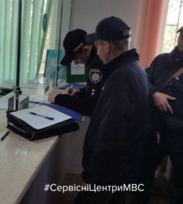 В сервісному центрі МВС на Одещині викрили чоловіка з фальшивим посвідченням водія