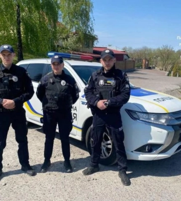 Рівненські патрульні допомогли чоловікові, якому стало зле