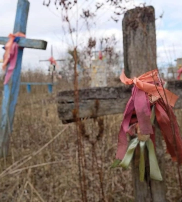 Чому на Рівненському Поліссі наряджають могильні хрести: пояснення