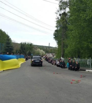Шлях встелений квітами: у Городку попрощалися із загиблим Захисником (ФОТО)