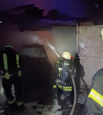На Львівщині автомобіль згорів разом з гаражем