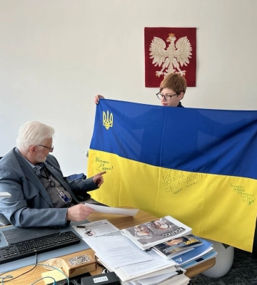Українська журналістка передала депутатам Європарламенту прапори, підписані запорізькими тероборонівцями