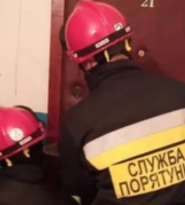 У Дубні рятувальники із закритої квартири звільнили дитину