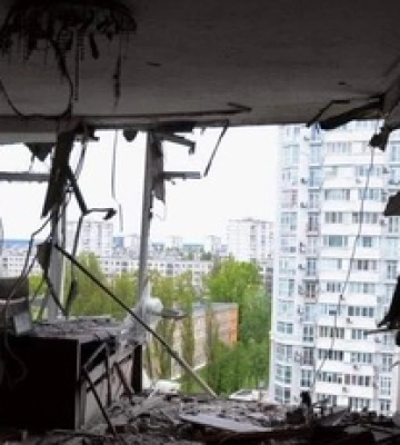 Остался только стол посреди комнаты: появилось видео из квартиры, разрушенной обломками дрона в Киеве