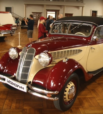 Mercedes, BMW и Maybach: какие роскошные ретро-авто ездили в Киеве 70 лет назад (видео)