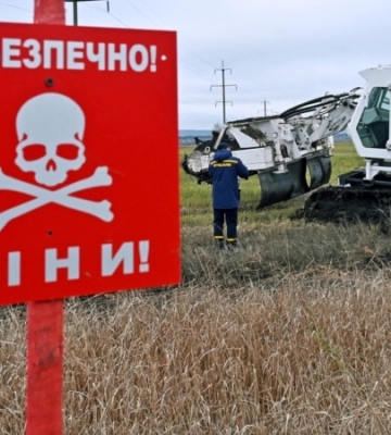 «Лягаєш і тягнеш. Не вибухне – значить, пощастило». Як фермери сіють хліб на замінованих полях?