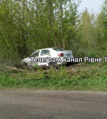 У Рівненському районі легковик злетів у кювет