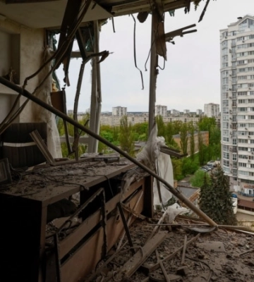 Влада Києва показала наслідки влучання уламків дрона в багатоповерхівку