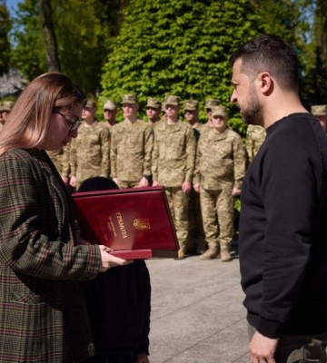 Донька загиблого військового з Сумщини отримала &quot;Золоту зірку&quot; батька з рук президента