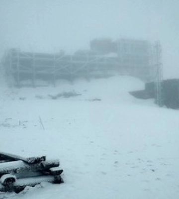 В Карпаты вернулась зима: на горе Пип Иван намело 5 см снега. Фото