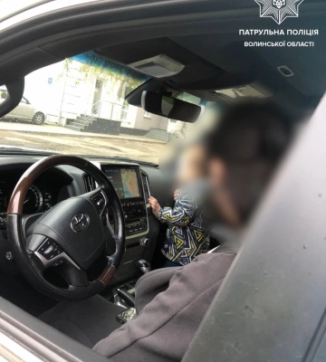 У Луцьку покарали жінку за перевезення дитини без автокрісла