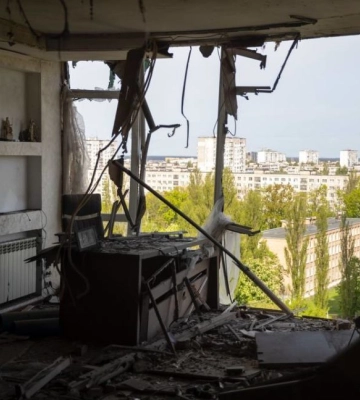 «Мебель разорвало в клочья». Жители дома, который больше всего пострадал во время ночного удара по Киеву, рассказали детали атаки
