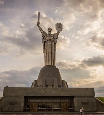 Батьківщина-мати: підлягає декомунізації