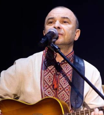 &quot;Без пафосу&quot;: Віктор Павлік заспівав посеред Львова як вуличний музикант – відео