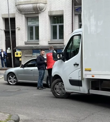 Рух транспорту ускладнено: у середмісті Дніпра зіштовхнулися вантажівка і Subaru