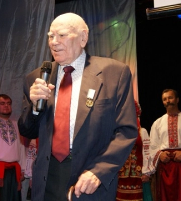 На Миколаївщині під завалами розбомбленої школи знайшли книги письменника Сизоненка