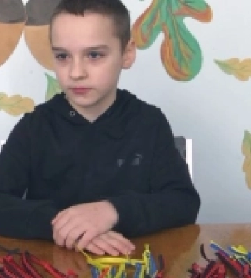Зібрав 34 тисячі гривень на ЗСУ: луцький школяр виготовляє патріотичні аксесуари
