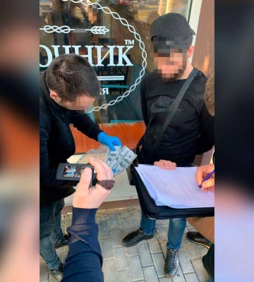 Оформлював як волонтерів: у Дніпрі хлопець допомагав чоловікам виїхати за кордон