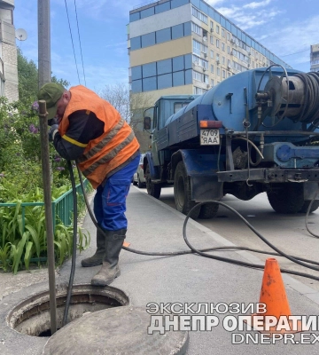 Остатки пищи, тряпки и средства гигиены: что достают из канализации в Днепре
