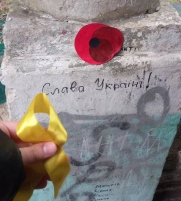 День Памяти и примирения: в оккупированном Мелитополе активисты провели символическую акцию 