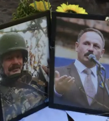Жена бывшего народного депутата Олега Барны, погибшего на фронте, получила его вещи Жена бывшего народного депутата Олега Барны, погибшего на фронте, получила его вещи