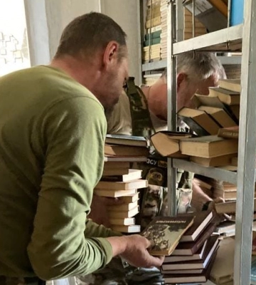 В Донецкой области спасли 5 тысяч тонн книг из прифронтового города