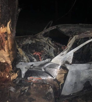 У ДТП на Київщині легковик врізався у перешкоду та спалахнув, є загиблі (ФОТО)