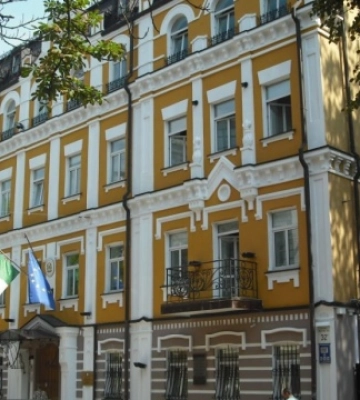 Посольство Італії закликало громадян відмовитись від поїздок до України