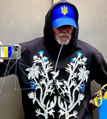 Підтримує своїм вбранням. У Київ приїхав німецький дизайнер Френк Вільде, який фотографується в ліфті в одязі з символікою&amp;hellip;