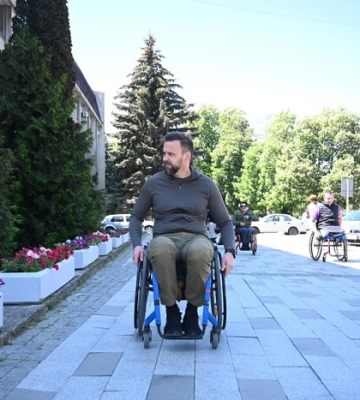Глава Закарпатської ОВА пересів на інвалідний візок: у чому причина