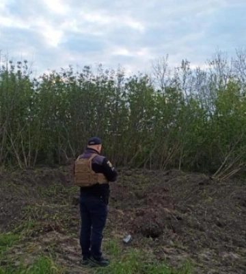 На Київщині виявили воронку від обстрілів діаметром близько 8 метрів