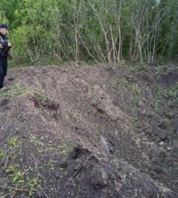 Ракети на Київщині: поліція показала уламки та вирви від обстрілів 