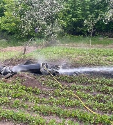 Уламки збитої ракети на подвір’ї приватного будинку в Києві. ФОТО