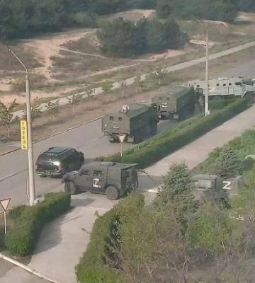 Рашисти тікають з окупованих територій і вивозять награбоване вантажівками