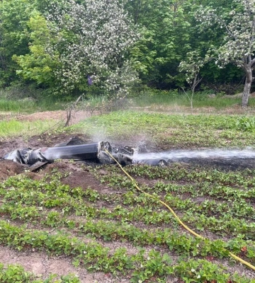 Столичні рятувальники ліквідували загорання після падіння уламків ракети на приватну садибу