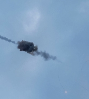 Ракети на Київщині: поліція показала уламки та вирви від обстрілів 