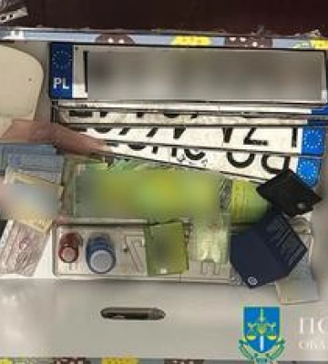 Двох полтавців підозрюють у підробці та продажі номерних знаків та офіційних документів