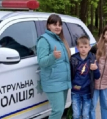 Сарненські патрульні допомогли мамі з двома дітьми дістатися додому