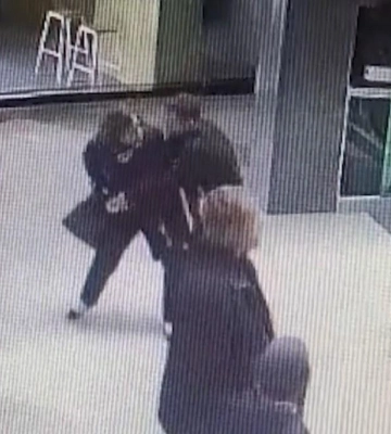 Щойно зняла готівку в банкоматі — у Полтаві на жінку напав грабіжник