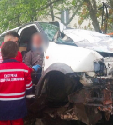 На Самбірщині позашляховик влетів у дерево та огорожу: водія деблокували рятувальники (ФОТО)