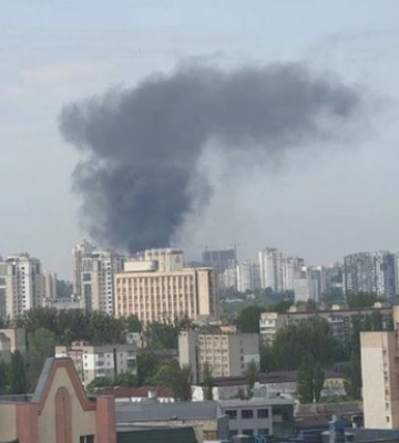У Києві спалахнула масштабна пожежа: горить новобудова