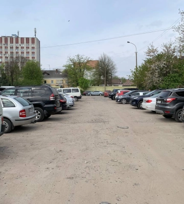 У центрі Рівного відремонтують комунальну автостоянку
